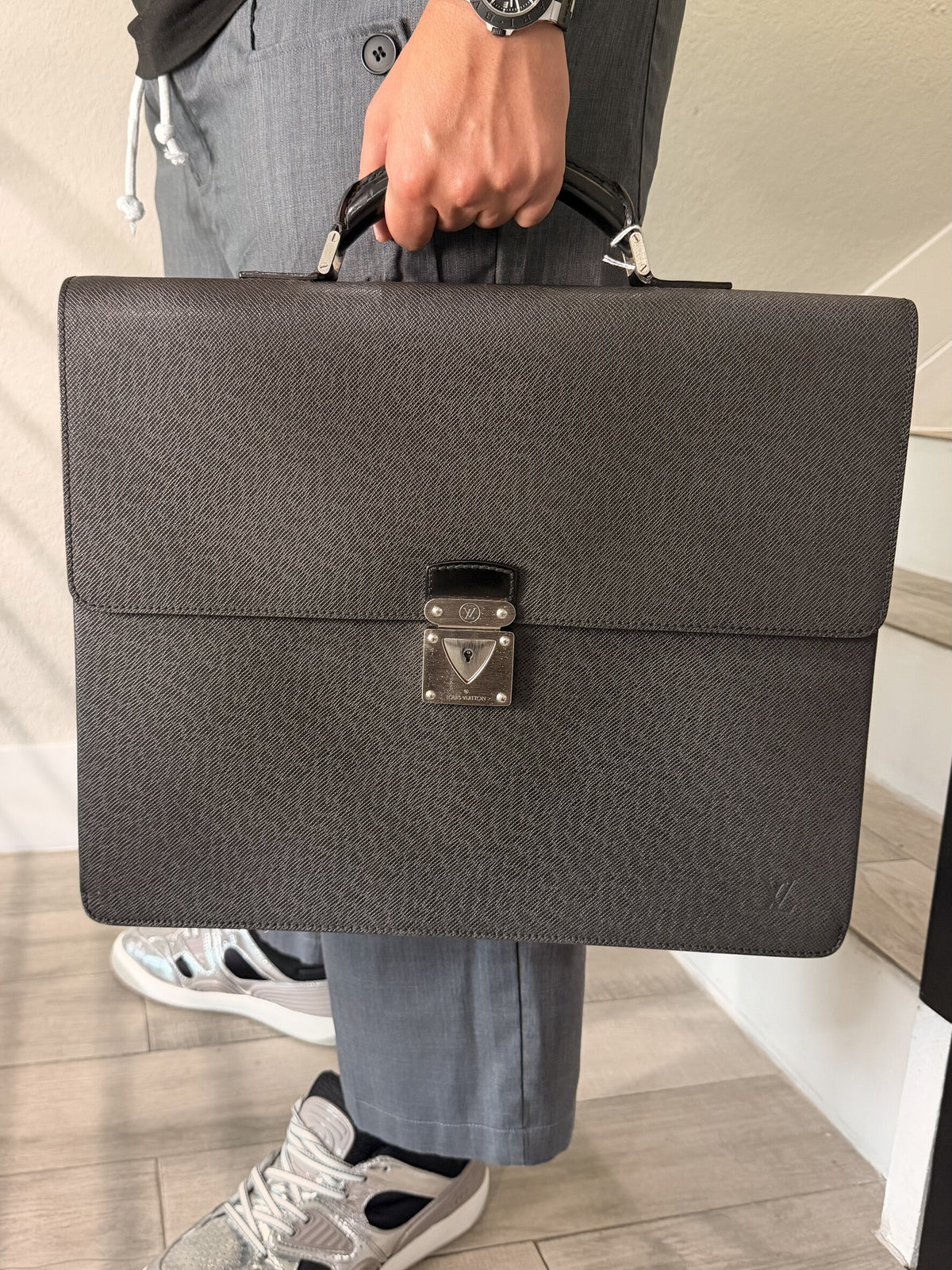 Louis Vuitton LV Business Bag Robusto2 Black Taiga
